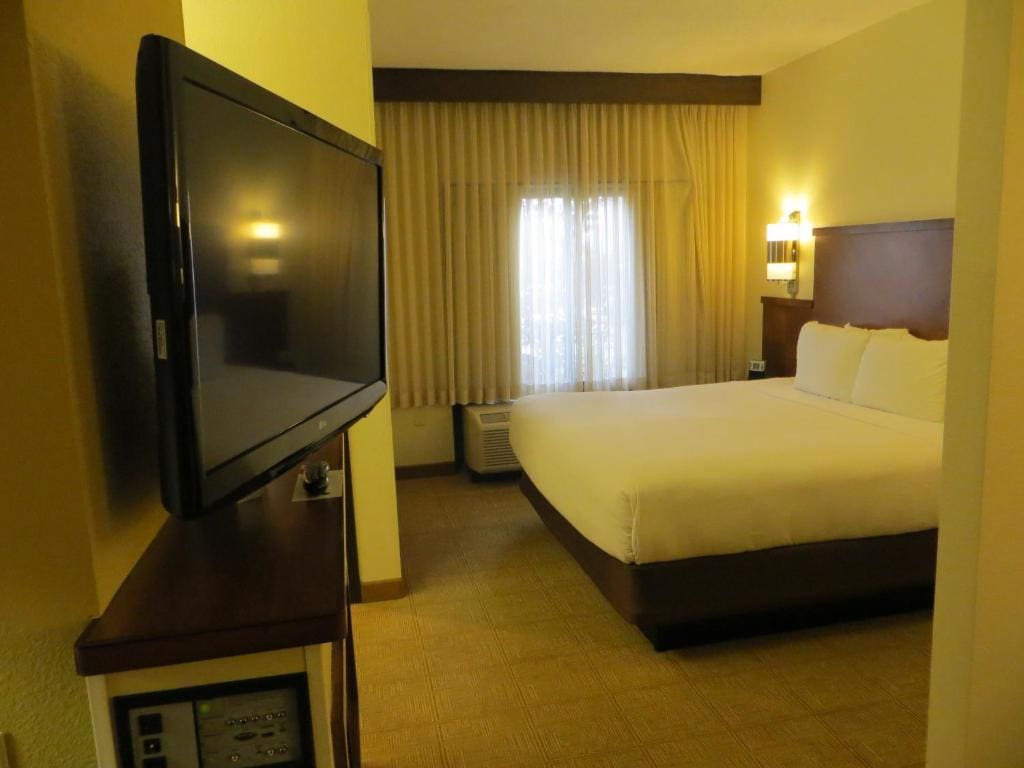 King Room with Sofa Bed and Accessible Tub - Disability Access room - Image 2