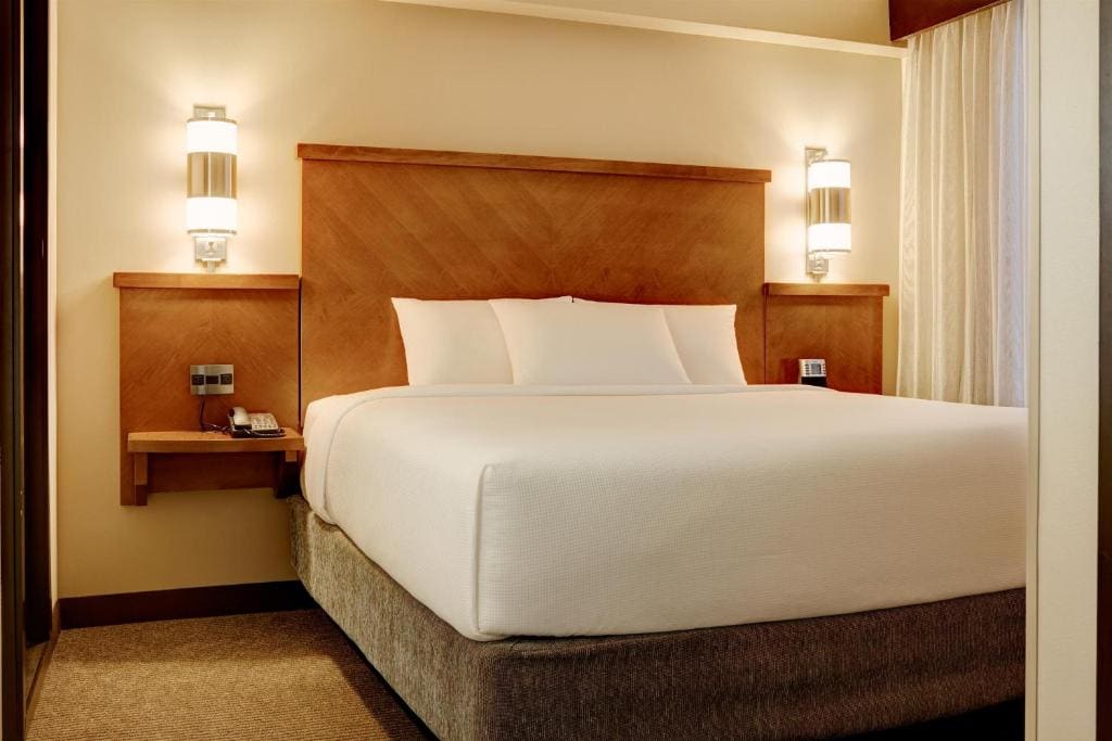 King Room with Sofa Bed and Roll-In Shower - Disability Access room - Image 3