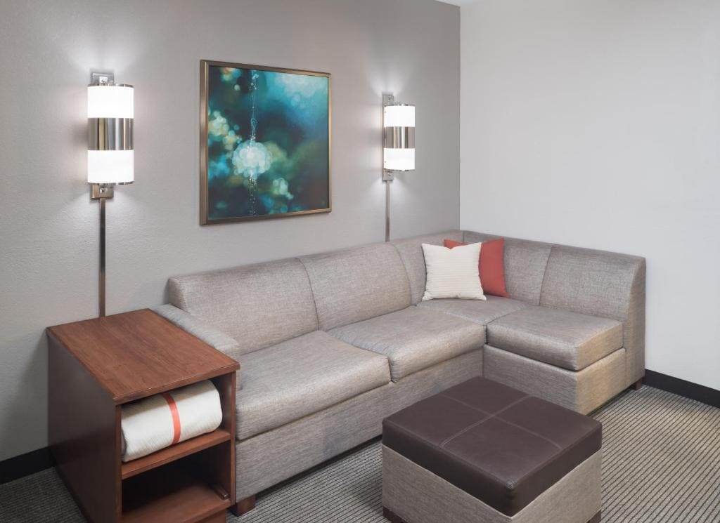 Queen Room with Two Queen Beds and Sofa Bed - High Floor room - Image 1