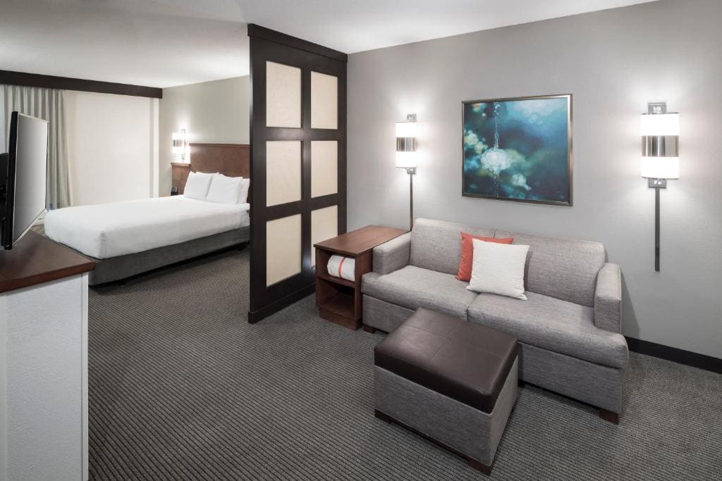 King Room with Sofa Bed and Roll-In Shower - Disability Access room - Image 3
