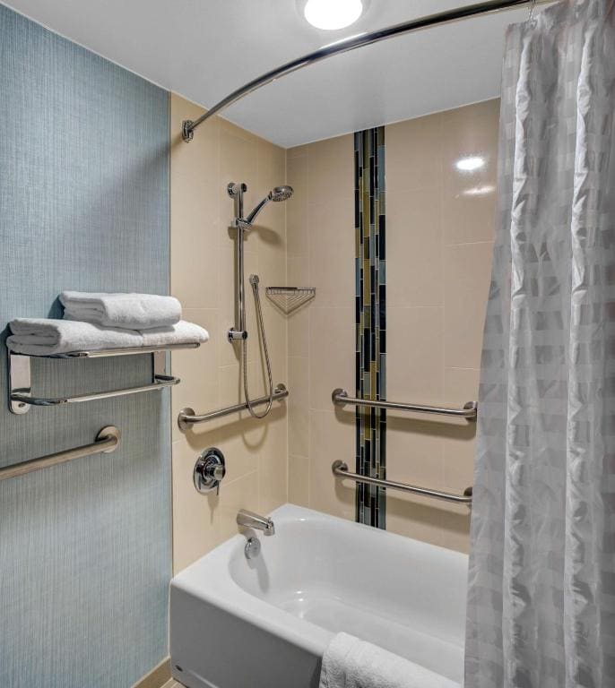 King Room with Sofa Bed and Accessible Tub - Disability Access room - Image 2