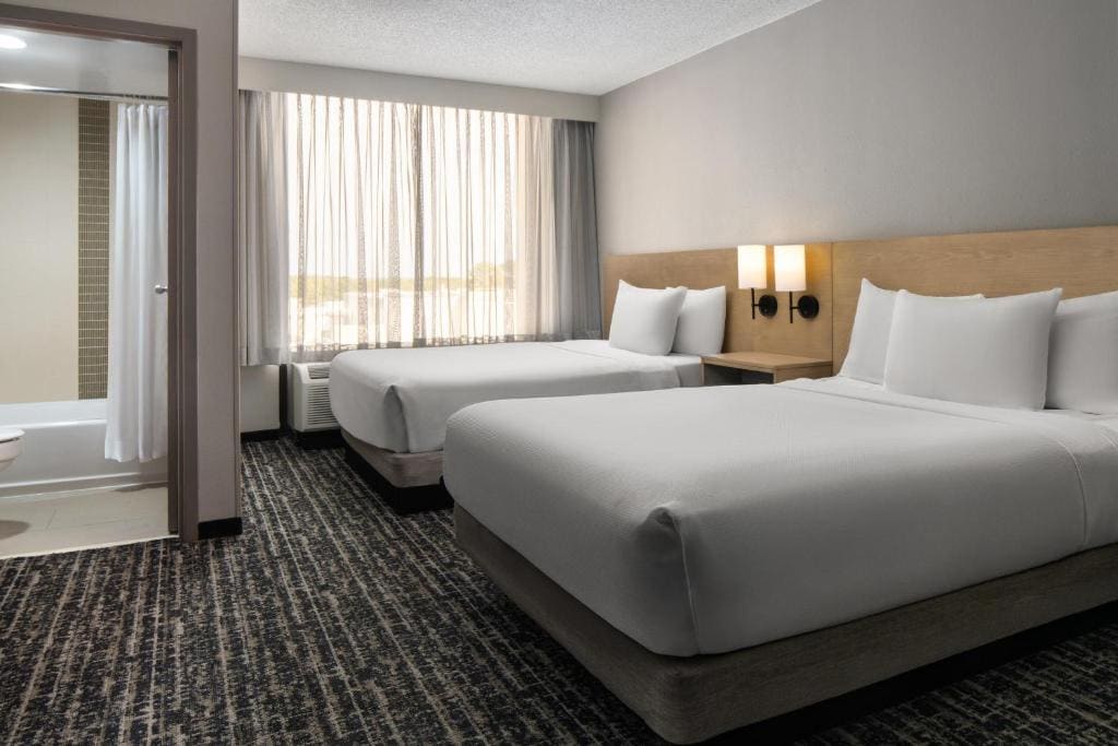Double Room with Two Double Beds and Sofa bed - High Floor room - Image 1