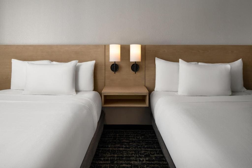 Double Room with Two Double Beds and Sofa bed - High Floor room - Image 3