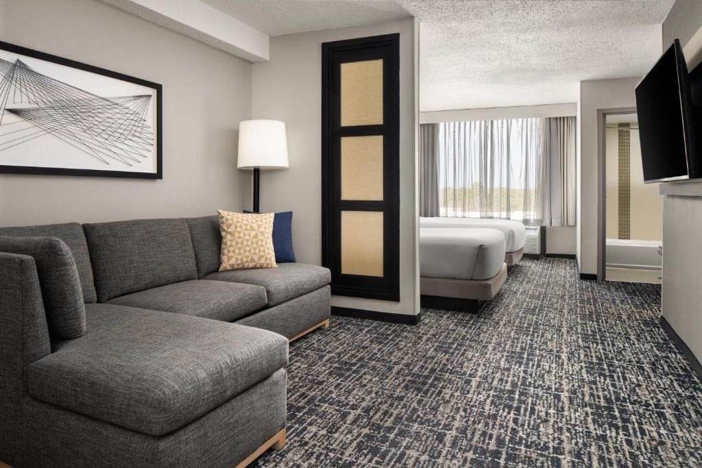 Double Room with Two Double Beds and Sofa bed - High Floor room - Image 2