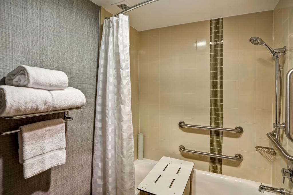 King Room with Accessible Tub - Disability Access room - Image 3