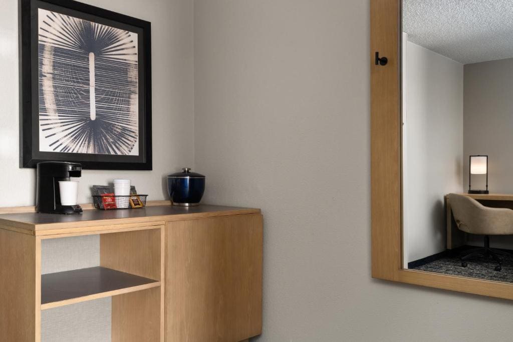 King Room with Accessible Tub - Disability Access room - Image 2