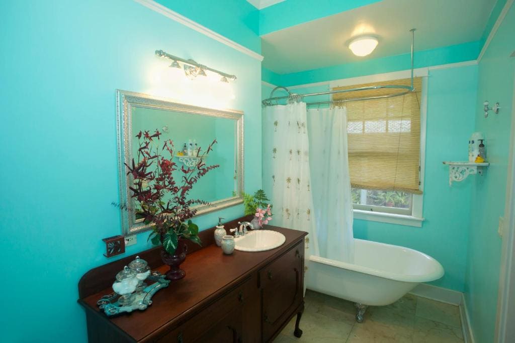 The Orchid Room - One King Bed room - Image 2