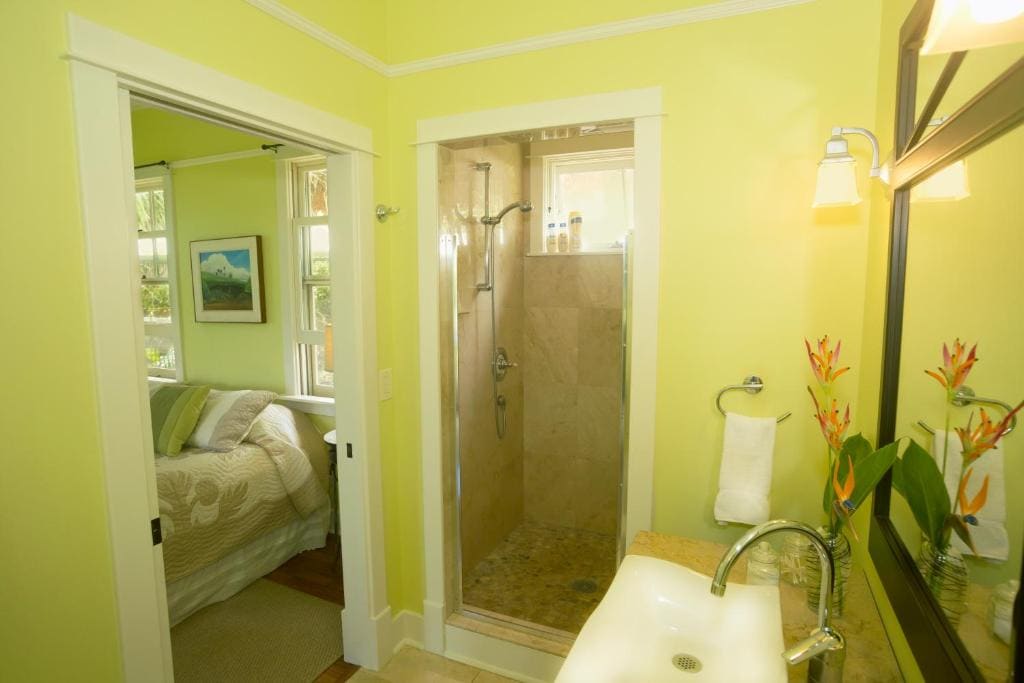 The Palms Room - One King Bed room - Image 1