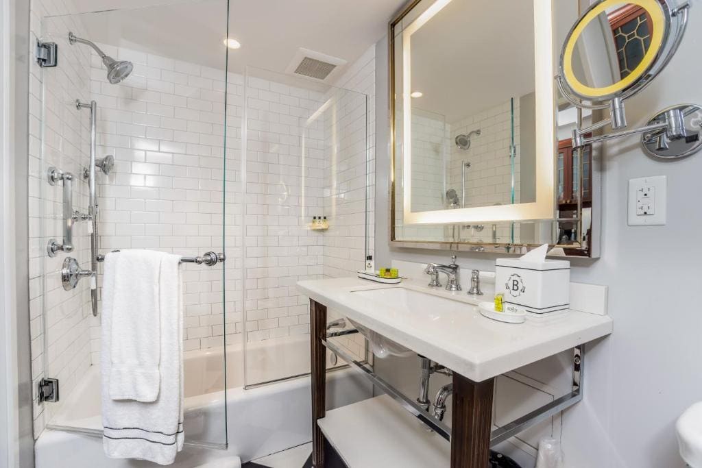 Classic Double Room with Two Double Beds room - Image 2