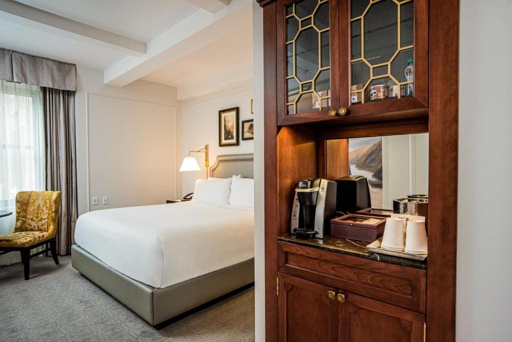 Premium King Room - High Floor room - Image 3
