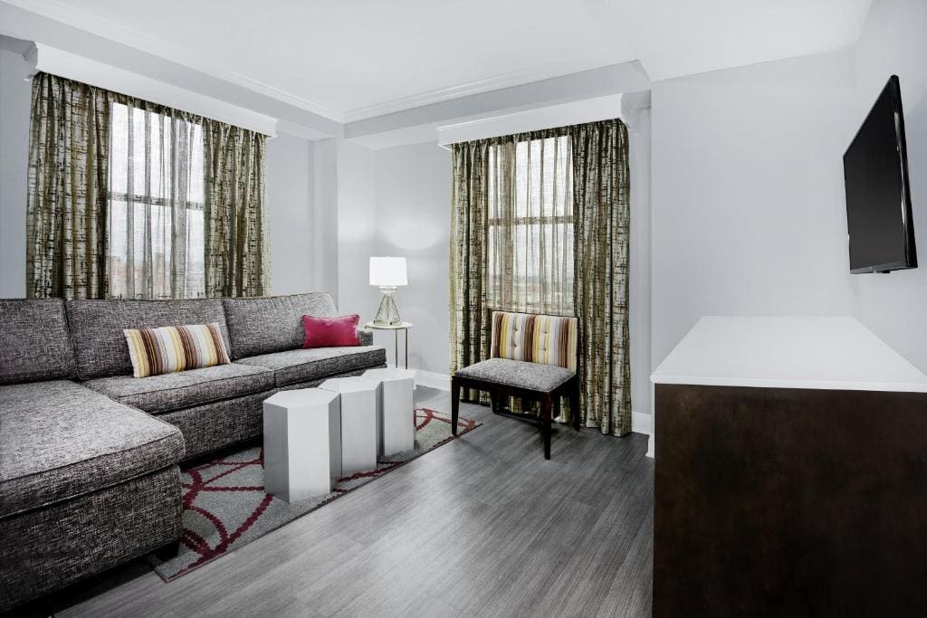 Queen Suite room - Image 2