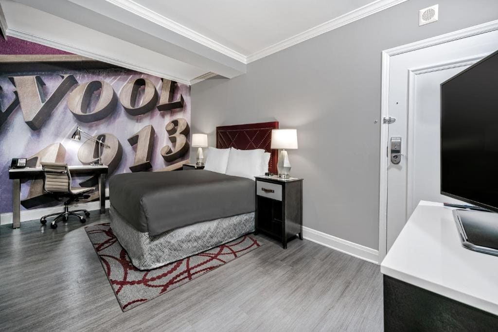 Standard Queen Room with Roll-in Shower - Mobility Access room - Image 1