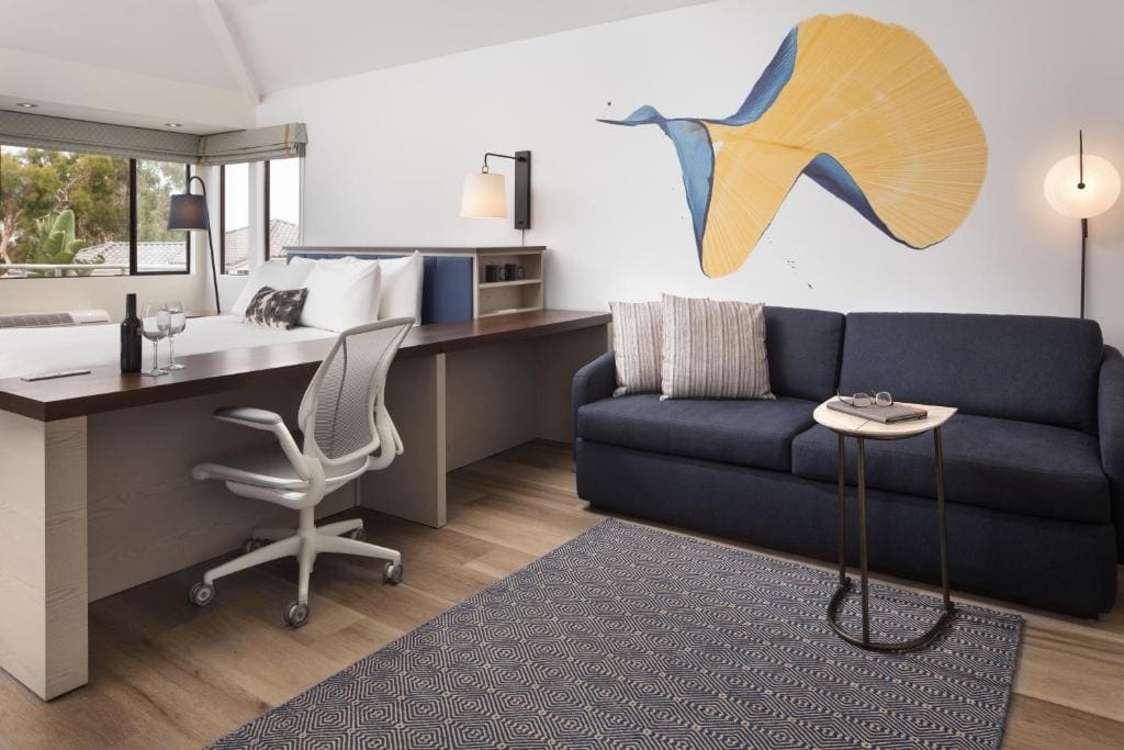 Standard King Room with Ocean View room - Image 3