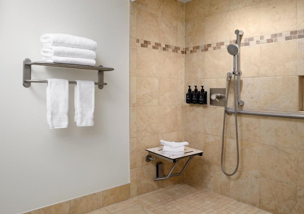 Queen Room with Two Queen Beds and Communications Mobility Accessible Roll-In Shower room - Image 2