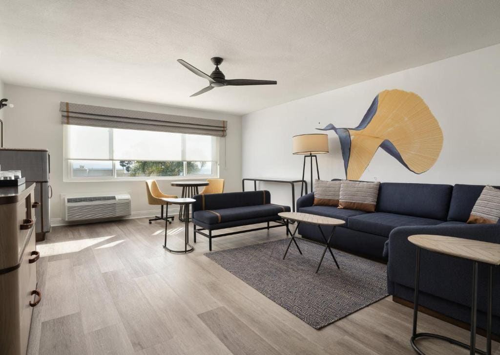 One-Bedroom King Suite room - Image 2