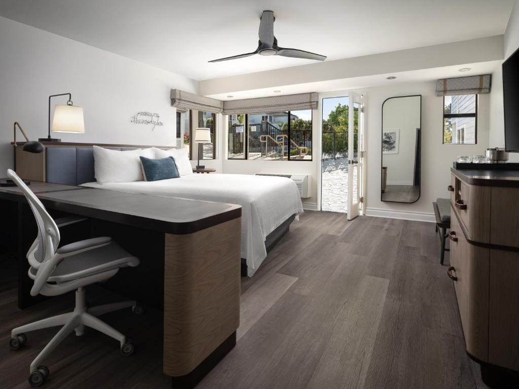 Standard King Room with Sofa Bed room - Image 1