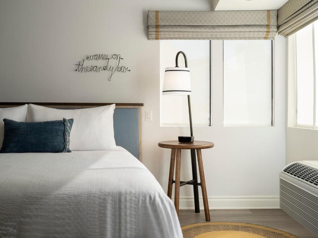 Standard King Room with Ocean View room - Image 2