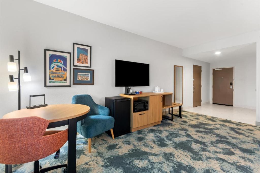 Queen Room with Two Queen Beds - Mobility and Hearing Access/Non-Smoking room - Image 2