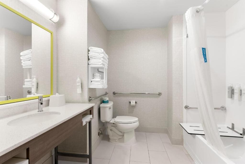 Queen Room with Two Queen Beds - Mobility and Hearing Access/Non-Smoking room - Image 3