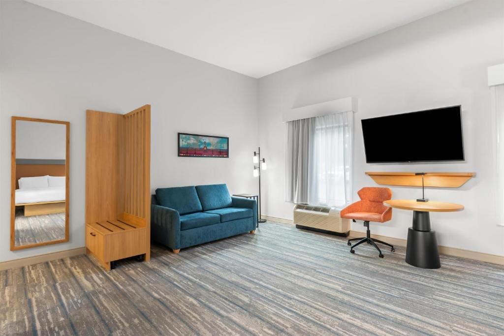 Queen Studio Suite with Two Queen Beds - Non-Smoking room - Image 2