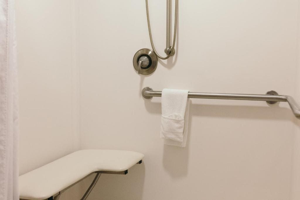 King Room with Roll-In Shower - Disability Access room - Image 2