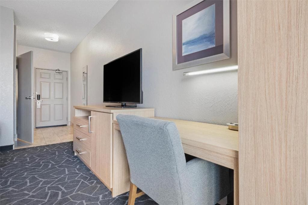 Queen Room with Two Queen Beds and Bath Tub - Mobility Accessible room - Image 2