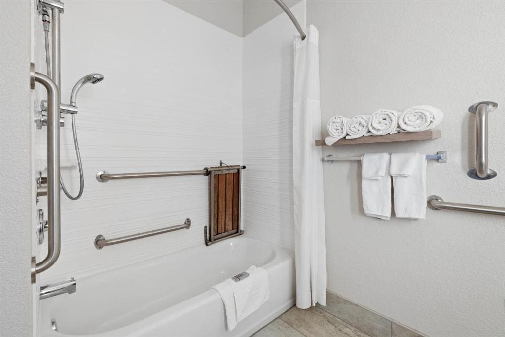 Queen Room with Two Queen Beds and Bath Tub - Mobility Accessible room - Image 3