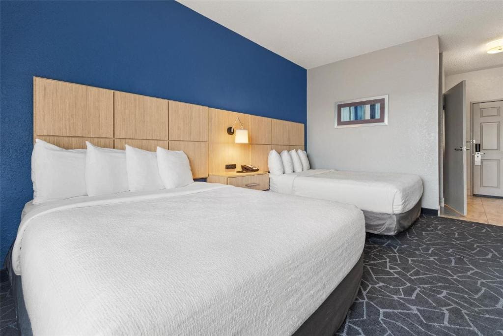 Queen Room with Two Queen Beds and Bath Tub - Mobility Accessible room - Image 1