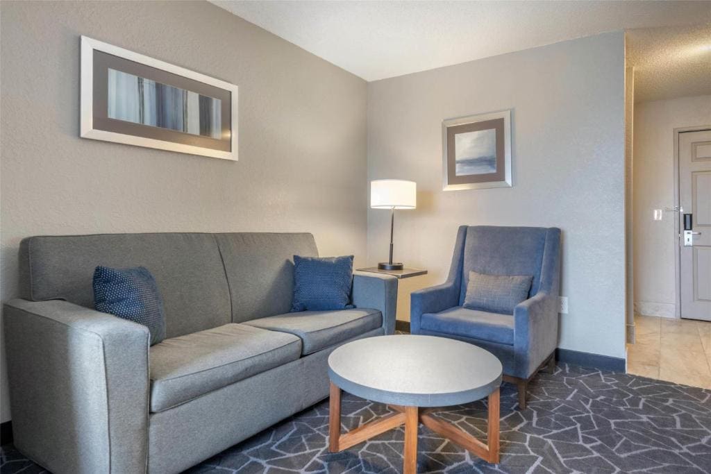 King Suite - Non-Smoking room - Image 2