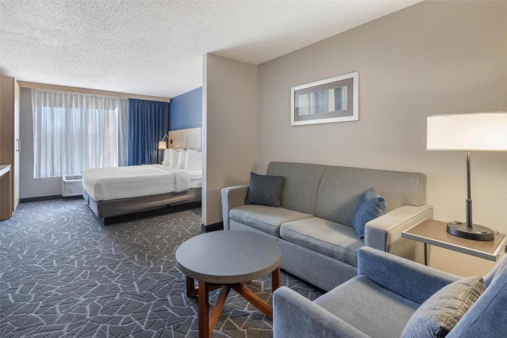 King Suite - Non-Smoking room - Image 1