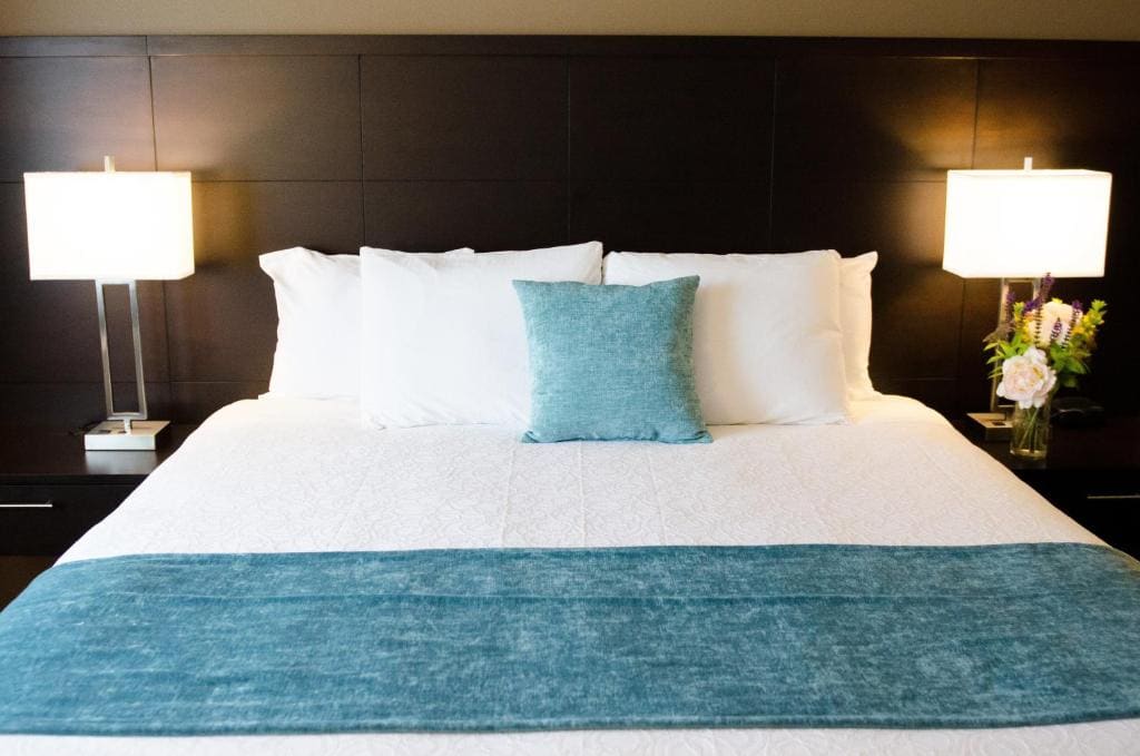 Kitchen King Suite With Pullout Sofa Bed room - Image 1