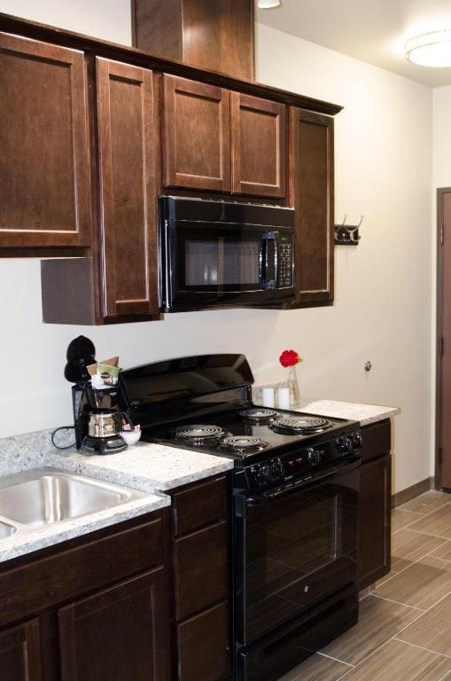Kitchen King Suite With Pullout Sofa Bed room - Image 3