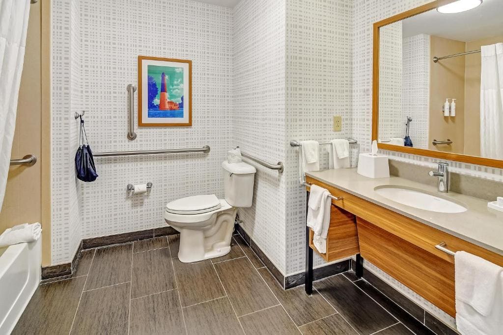 Queen Room with Two Queen Beds - Mobility Access/Non-Smoking room - Image 2