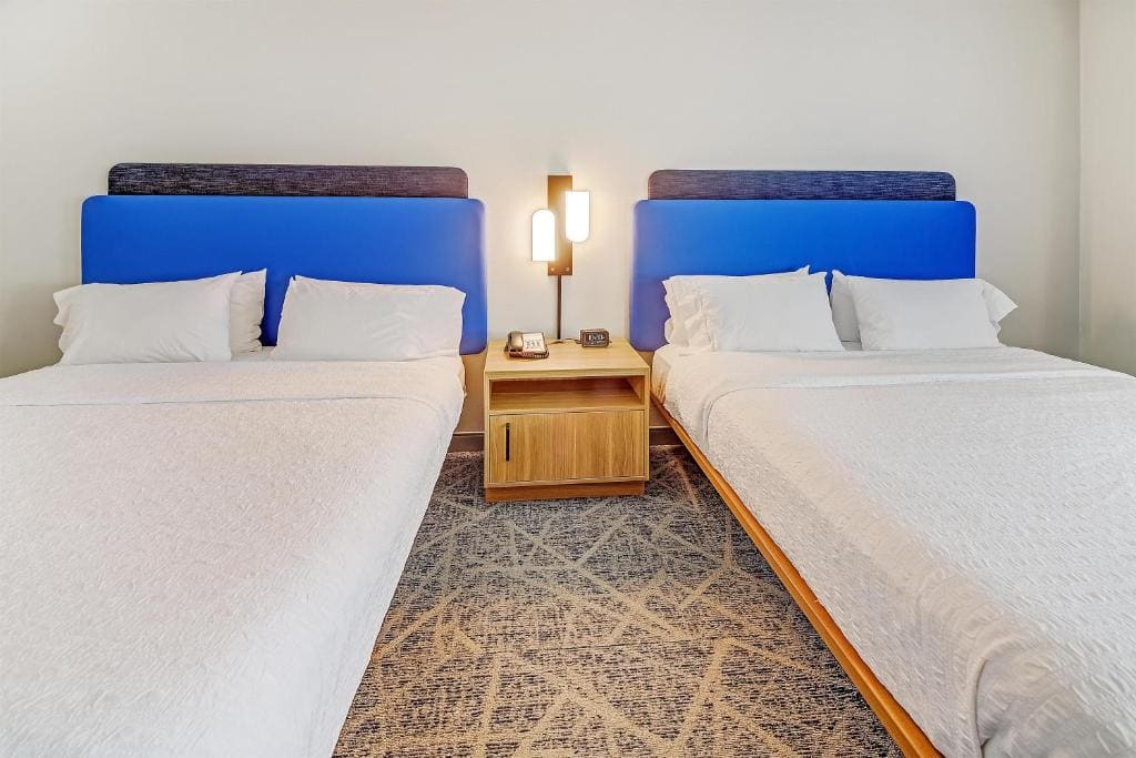 Queen Room with Two Queen Beds - Hearing Access/Non-Smoking room - Image 2
