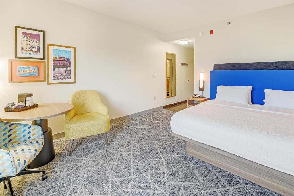King Room - Hearing Access/Non-Smoking room - Image 1
