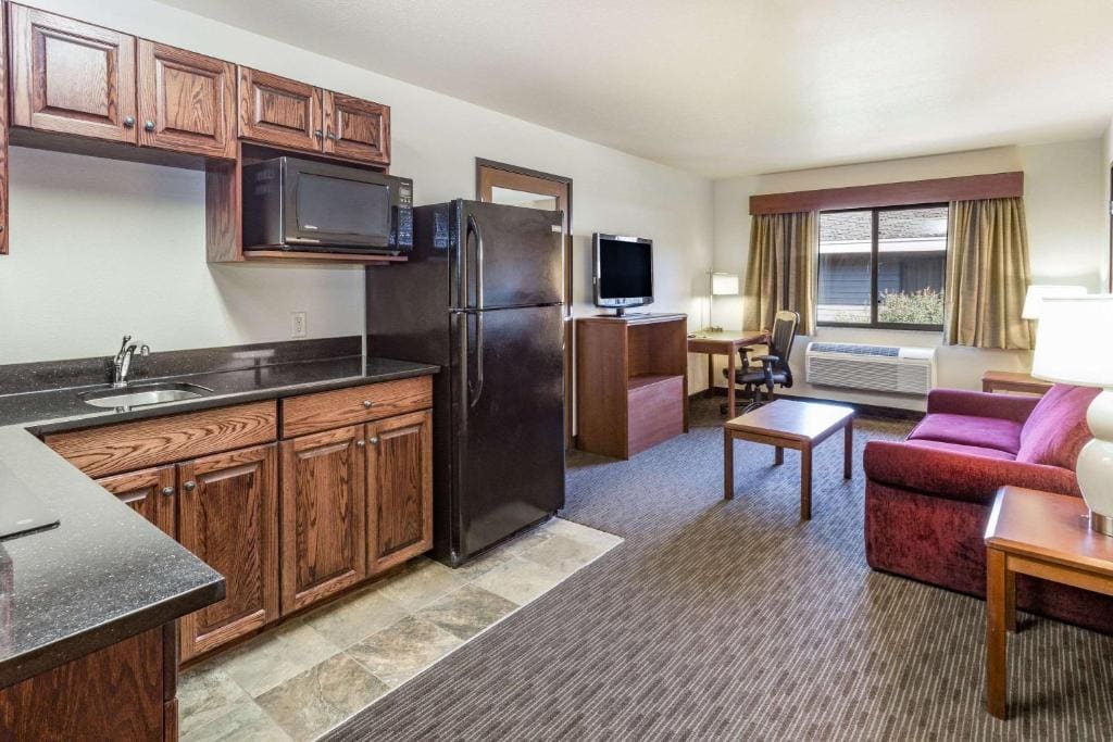 Efficiency One-Bedroom King Room - Non-Smoking room - Image 1