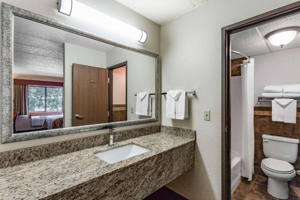 Efficiency One-Bedroom King Room - Non-Smoking room - Image 2