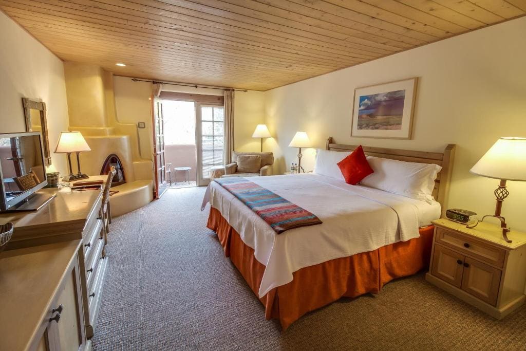 Deluxe King Room with Fireplace room - Image 1