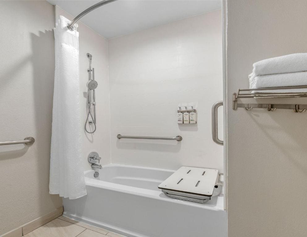 King Room - Mobility Access/Hearing Accessible room - Image 1