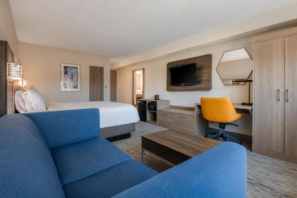 Executive King Room with Sofa Bed- Non-Smoking room - Image 3
