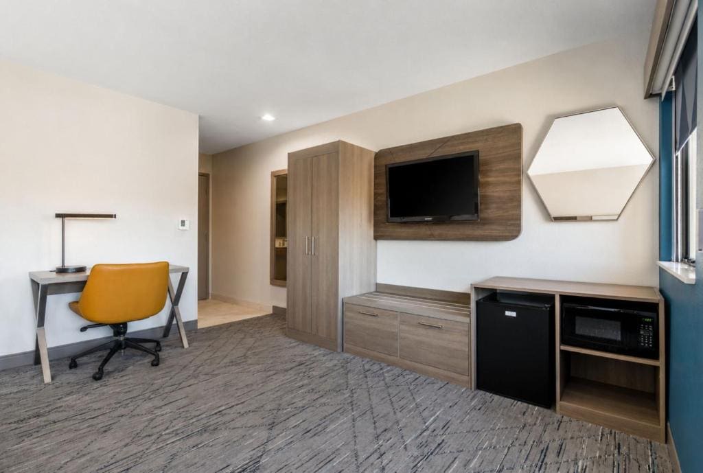Standard Room with Two Queen Beds room - Image 3