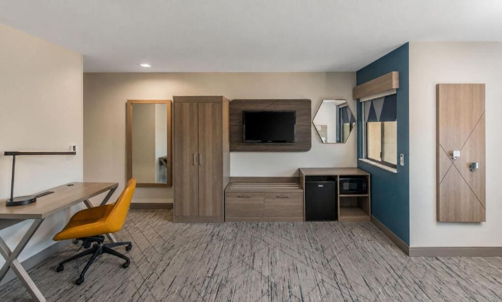 Standard Queen Room with Two Queen Beds and Tub - Mobility/Communications Accessible room - Image 3