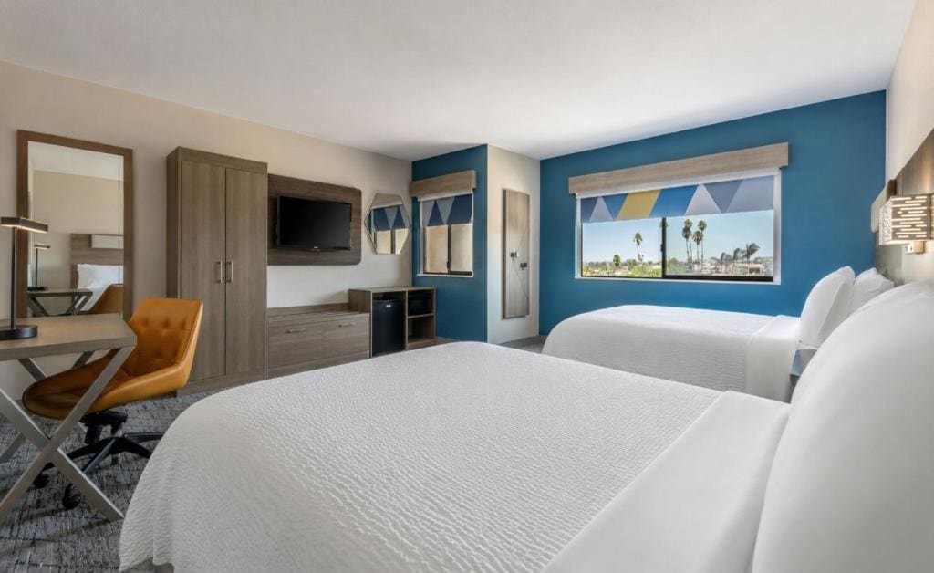 Standard Queen Room with Two Queen Beds and Tub - Mobility/Communications Accessible room - Image 2