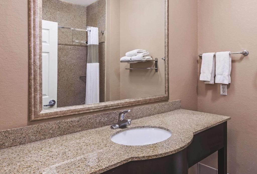 1 King 1 Sofa Bed, DLX Mobility/Hearing Access Suite, Tub w/Grab Bar, No Smoking room - Image 3