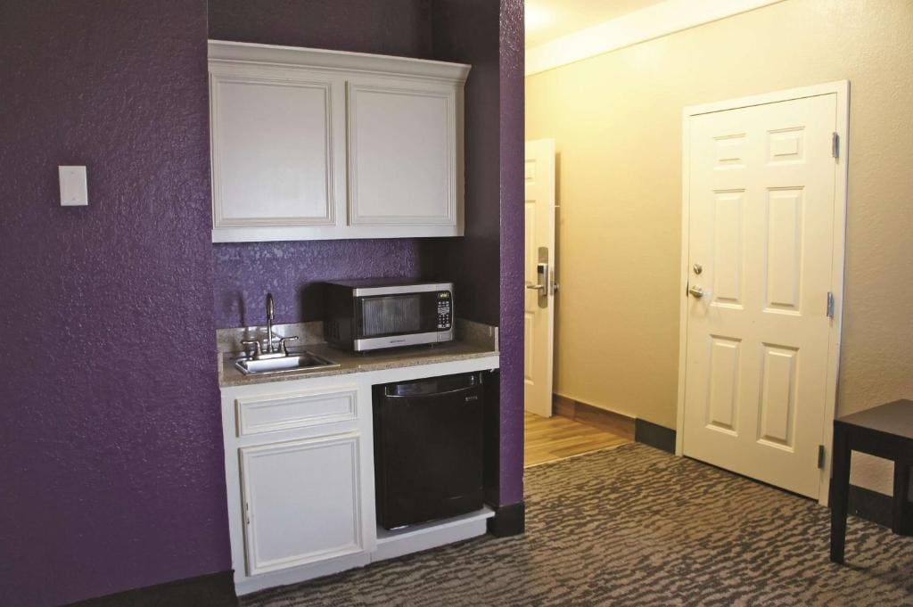 1 King 1 Sofa Bed, DLX Mobility/Hearing Access Suite, Tub w/Grab Bar, No Smoking room - Image 1