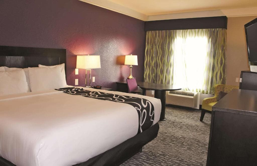 King Room with Bath Tub - Mobility/Hearing Accessible - Non-Smoking room - Image 1