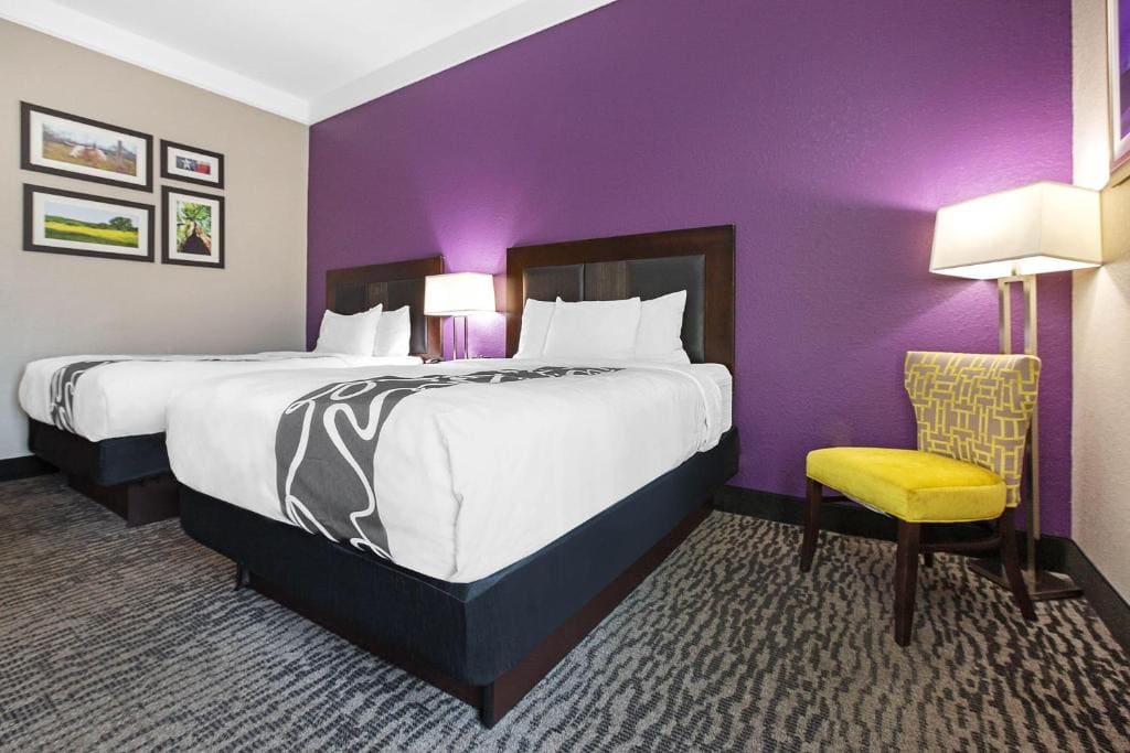 Queen Room with Two Queen Beds and Roll-In Shower - Mobility/Hearing Accessible - Non-Smoking room - Image 2