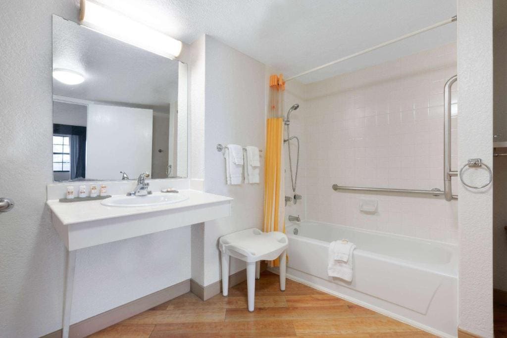 Deluxe King Room with Bath Tub - Mobility/Hearing Accessible - Non-Smoking room - Image 1