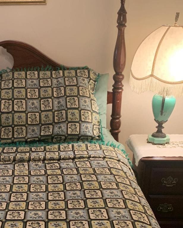 Queen Room with Shared Bathroom room - Image 2