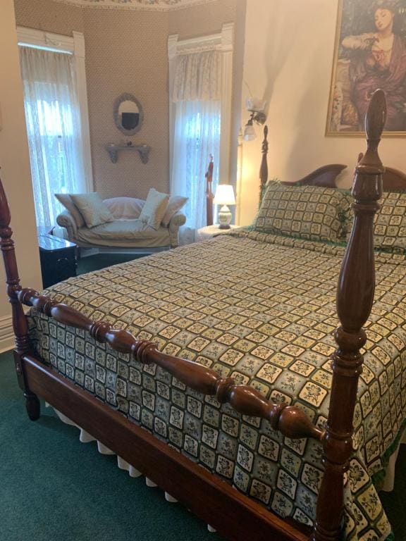 Queen Room with Shared Bathroom room - Image 3